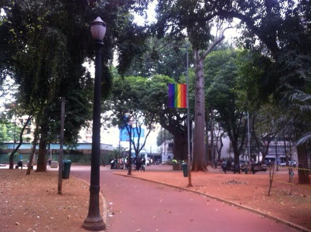 Largo com bandeira LGBTQIA+, instaladas pela Prefeitura de São Paulo em 2016. Fonte: Marcio Claesen/  Guia Gay São Paulo